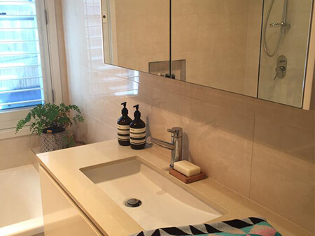 Undermount basin and chrome mixer installed in a renovated bathroom